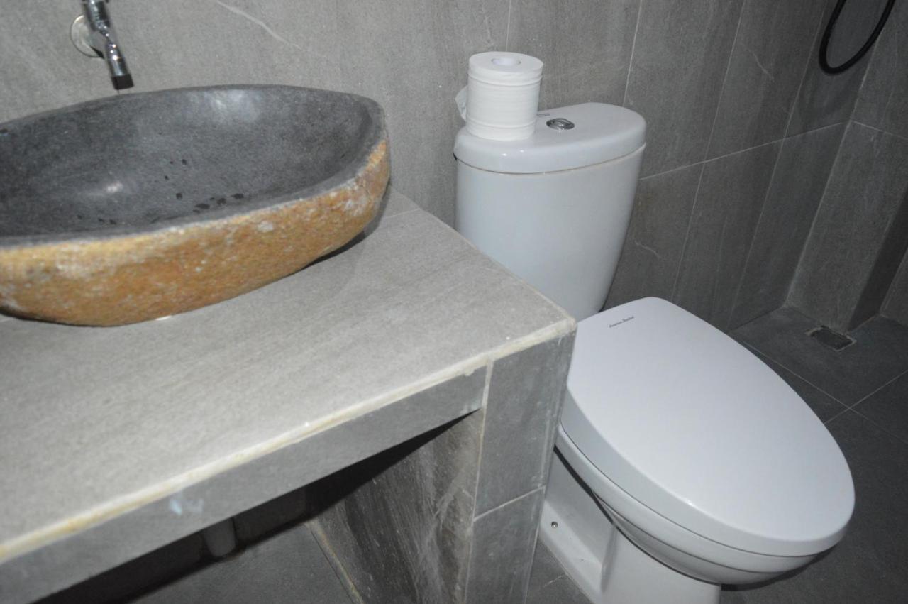 Labuan Bajo Mahoni Guesthouse 외부 사진