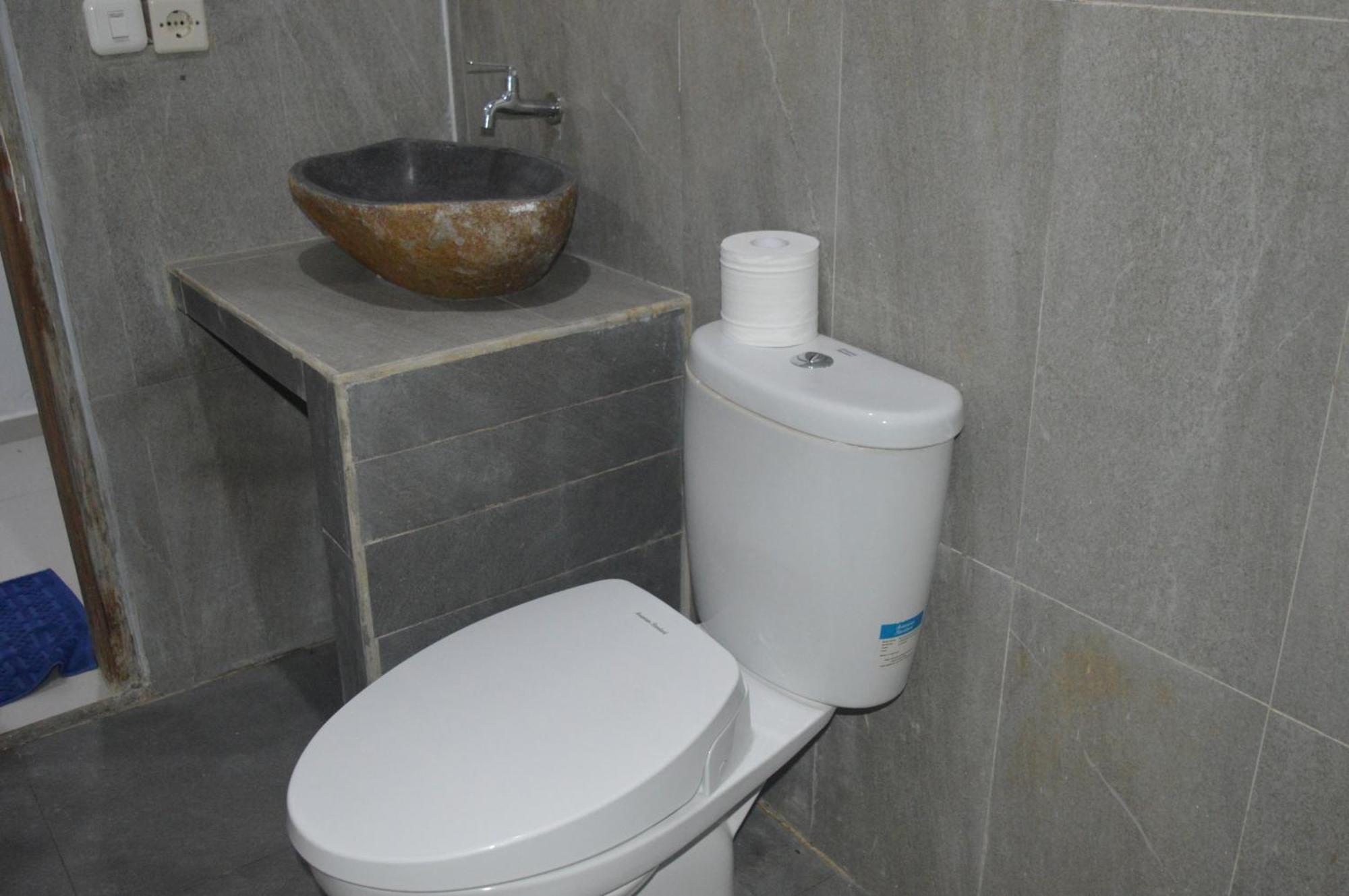 Labuan Bajo Mahoni Guesthouse 외부 사진